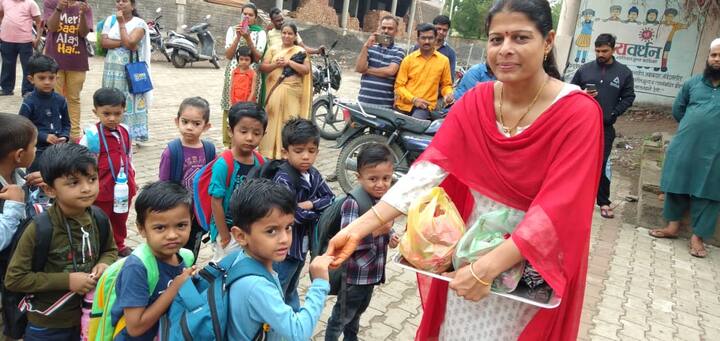 सर्व ठिकाणी विद्यार्थ्यांच्या व पालकांच्या उत्साही वातावरणामध्ये शिक्षकांनी विद्यार्थ्यांचे औक्षण करून स्वागत केले.