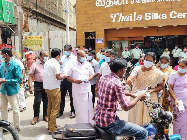 corona cases again high Awareness about face mask in Karur மீண்டும் அதிகரிக்கும் கொரோனா - மக்களுக்கு முக கவசம் வழங்கி விழிப்புணர்வு ஏற்படுத்திய கரூர் மேயர்..!