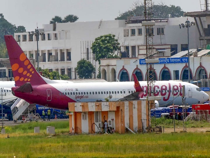7 Emergency Landings In 17 Days: Spicejet Flights' Frequent Malfunctioning Big Reason To Worry 7 Emergency Landings In 17 Days: Spicejet Flights' Frequent Malfunctioning Big Reason To Worry