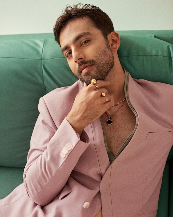 आंखों में काजल...कानों में बाली, Himansh Kohli का ये लुक देख लोग बोले 'भाई बिंदी और...'