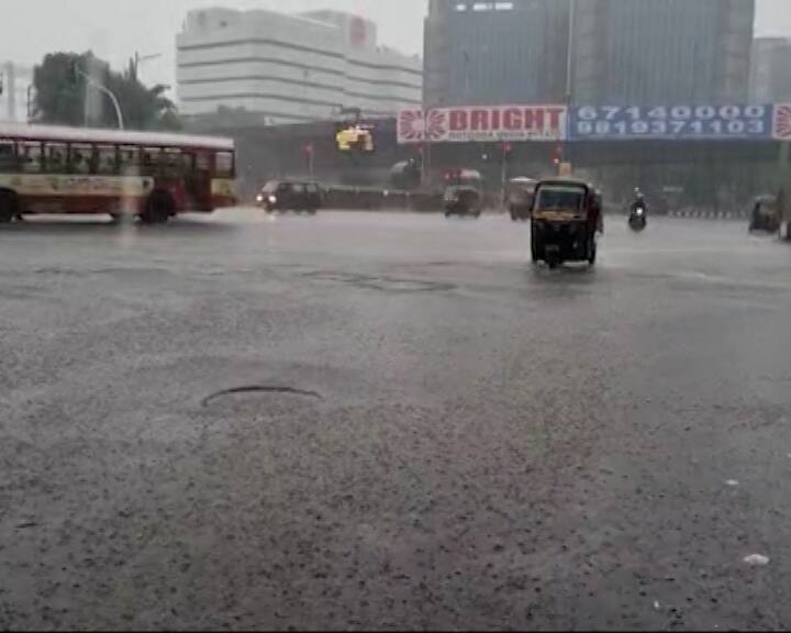 વરસાદના કારણે મુંબઈવાસીઓની હાલત કફોડી થઈ ગઈ છે.