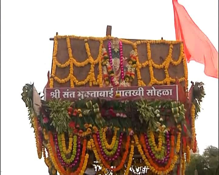 ashadhi ekadashi 2022  Muktabai palkhi arrives in Pandharpur Ashadhi Wari 2022 :   मानाची पहिली पालखी पंढरीत दाखल; 750 किलोमीटर पायी चालून मुक्ताबाईंची पालखी पंढरीत दाखल