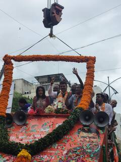 Devendra Fadnavis : क्रेनद्वारे उपमुख्यमंत्री देवेंद्र फडणवीस यांना माल्यार्पण, नागपुरात जंगी स्वागत