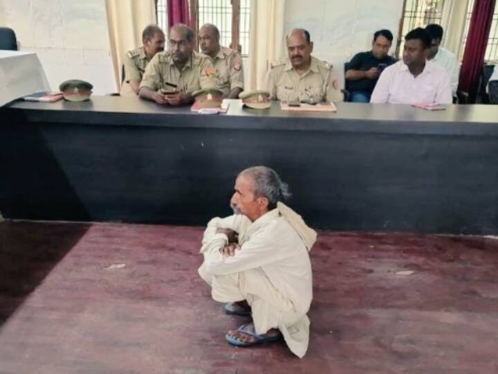 Old man sitting on land officers sitting on chair photo viral on social media Viral Photo: क्या ऐसे विश्वगुरु बनेगा हमारा देश? अफसर कुर्सी पर और बुजुर्ग जमीन पर