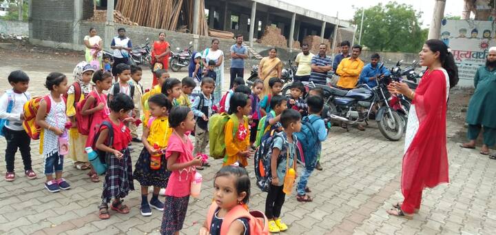 सर्व ठिकाणी विद्यार्थी आणि  पालकांमध्ये उत्साही वातावरण पाहायला मिळाले.
