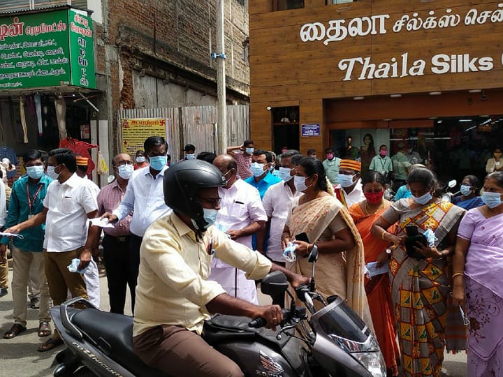 மீண்டும் அதிகரிக்கும் கொரோனா - மக்களுக்கு முக கவசம் வழங்கி விழிப்புணர்வு ஏற்படுத்திய கரூர் மேயர்..!