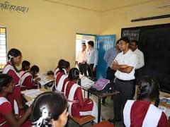 Koriya News: टीचर की भूमिका में नजर आये कोरिया जिले के कलेक्टर, बच्चों को पढ़ाया संस्कृत का पाठ