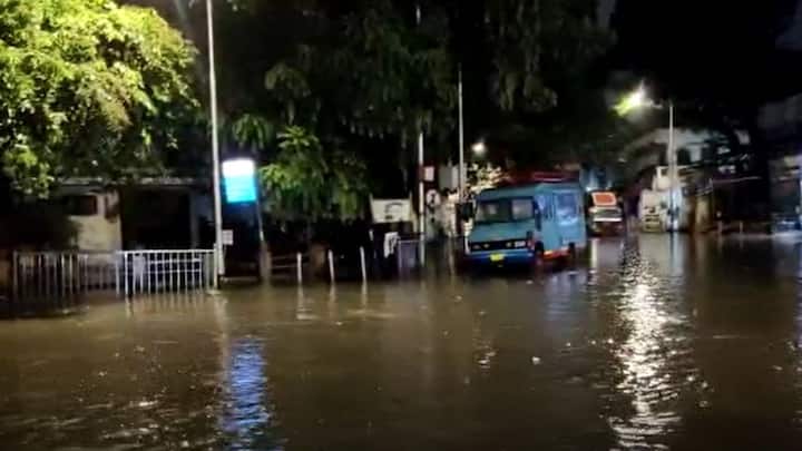 मुंबईत काही भागात रस्त्यावर पाणी साचायला सुरुवात झालीय.  त्यामुळे वाहतूक संथगतीने सुरू आहे.