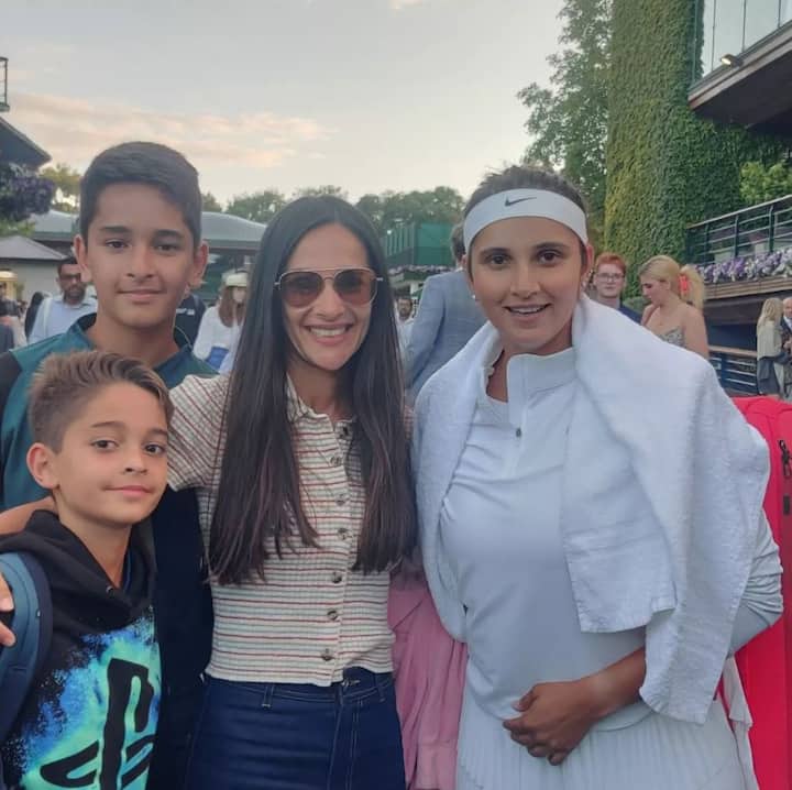 भारतीय टेनिस स्टार सानिया मिर्जा (Sania Mirza) ने अपने क्रोएशियाई साथी मेट पाविक (Mate Pavic) के साथ विंबलडन टूर्नामेंट (Wimbledon Tournament) में जीत हासिल करके सेमी फाइनल में प्रवेश किया है.