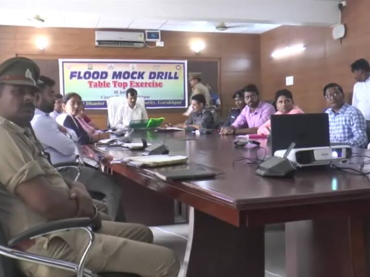 Gorakhpur Mock drill for rescue operation in flood on 7 July Jal Shakti Minister Swatantra Dev Singh visited dam ANN Gorakhpur News: बाढ़ में फंसे लोगों को हेलीकॉप्टर से बचाते दिखेंगे जांबाज, 7 जुलाई को होगा मॉक ड्रिल