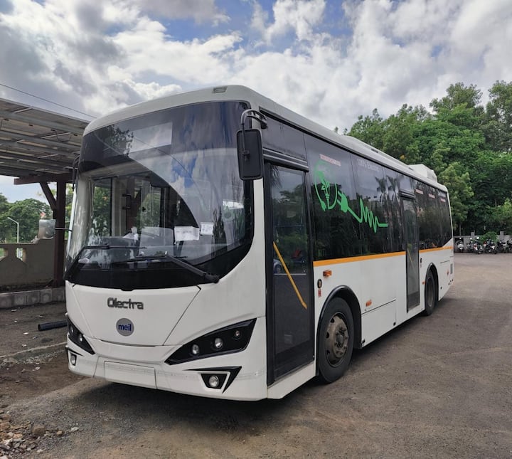 त्यापैकी एक इलेक्ट्रिक बस सोमवारी शहरात चाचणी घेण्यासाठी दाखल झाली.