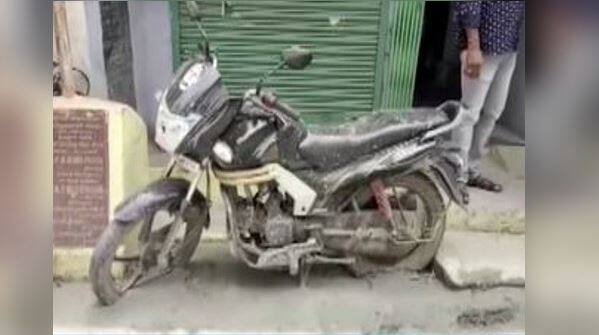 Unique spectacle of 'development' goes viral on social media, cement laid on bike parked on the road ਸੋਸ਼ਲ ਮੀਡੀਆ 'ਤੇ ਵਾਇਰਲ ਹੋਇਆ 'ਵਿਕਾਸ' ਦਾ ਅਨੋਖਾ ਨਜ਼ਾਰਾ, ਸੜਕ 'ਤੇ ਪਾਰਕ ਕੀਤੀ ਬਾਈਕ ਉੱਤੇ ਵਿਛਾ ਦਿੱਤਾ ਸੀਮਿੰਟ, ਯੂਜ਼ਰ ਵੀ ਹੈਰਾਨ