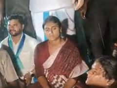 YS Sharmila : ఏపూరి సోమన్నపై దాడి - వర్షంలోనే షర్మిల దీక్ష !