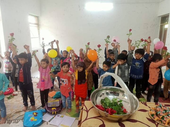 यावेळी मुलांना चॉकलेट वाटप करण्यात आले. सोबतच उपस्थित पालकांचे फुल देऊन स्वागत केले.