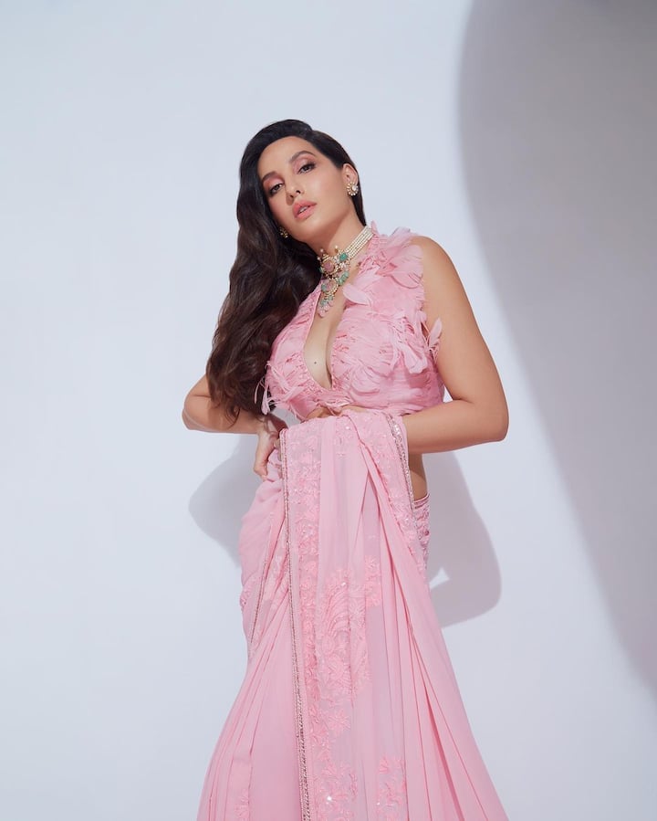 नोरा फतेही हर लुक में गजब ढाती हैं. हाल ही में नोरा ने इंस्टाग्राम पर ये खूबसूरत तस्वीरें शेयर की हैं जिनमें वो पिंक साड़ी में कमाल लग रही हैं.  पिंक साड़ी में नोरा का रूप निखकर आ रहा है.