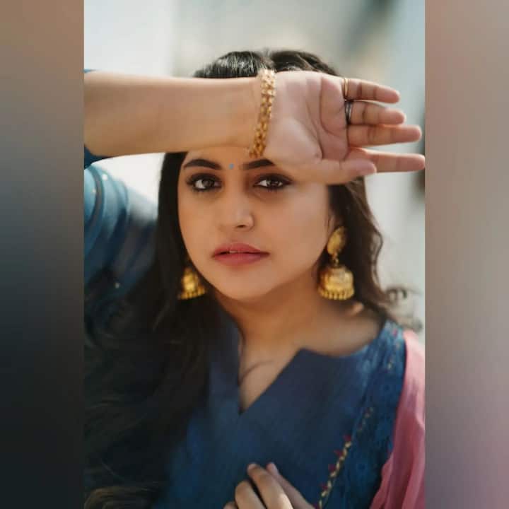 விழுவதினாலே... வரிவரிக் கவிதை எழுதும் வலிகள் எழுதா மொழிகள்....... எனது...!.