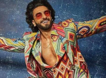 Ranveer Singh B'day Selfie: रणवीर सिंह कुछ इस अंदाज में मना रहे हैं बर्थडे, फैंस के साथ शेयर की सेल्फी