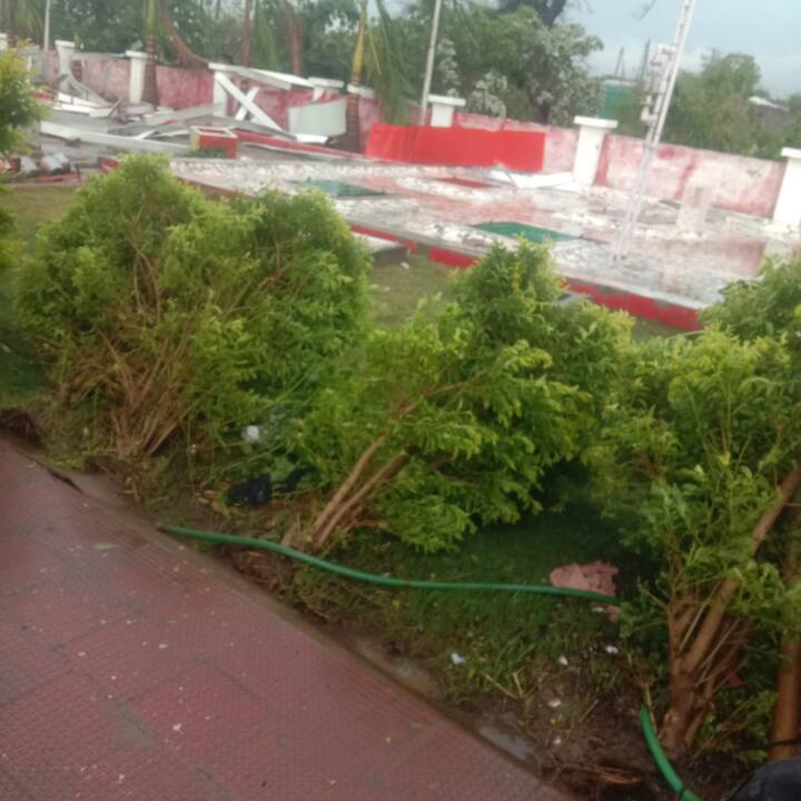 राजस्थान के बांसवाड़ा जिले को राजस्थान को छोटा चेरा पूंजी कहा जाता है. आज सुबह से तेज हवाओं के साथ हुई तेज भारी बारिश के चलते यहां की सड़कें दरिया बन गईं और घरों में पानी घुस गया.