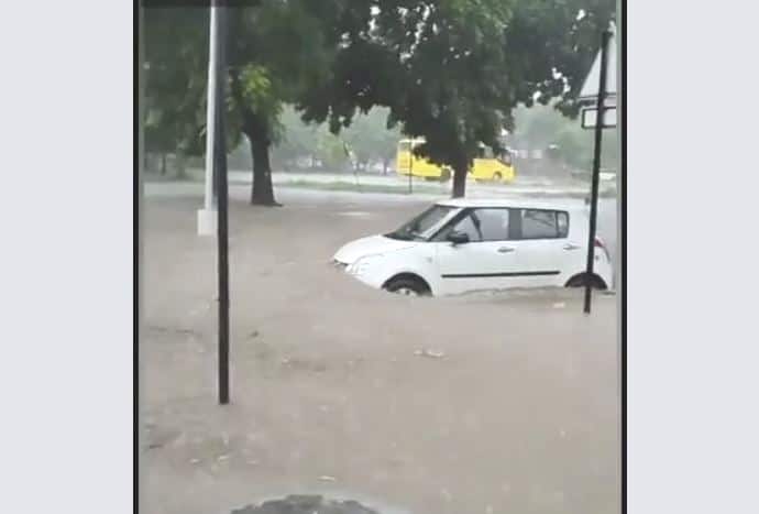 rain in chandigarh 2 hour rain in chandigarh flooded with water traffic affected badly Rain In Chandigarh: ਸਿਰਫ਼ 2 ਘੰਟੇ ਦੀ ਬਰਸਾਤ ਨਾਲ ਚੰਡੀਗੜ੍ਹ ਹੋਇਆ ਪਾਣੀ-ਪਾਣੀ, ਆਵਾਜਾਈ ਬੁਰੀ ਤਰ੍ਹਾਂ ਪ੍ਰਭਾਵਿਤ