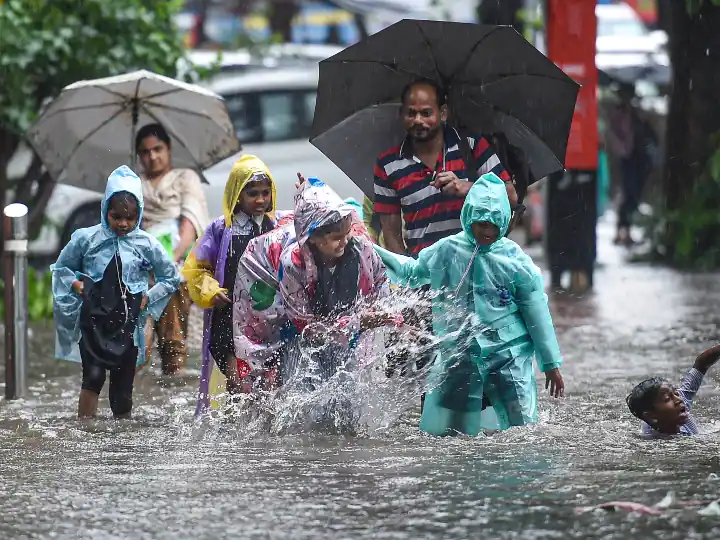 Mumbai Rain Updates on alert for heavy rain is already waterlogged imd report Marathi News Mumbai Rains : मुंबईत पाऊस पुन्हा सुरू, हवामान खात्याकडून 'रेड अलर्ट'; सतर्कतेचा इशारा