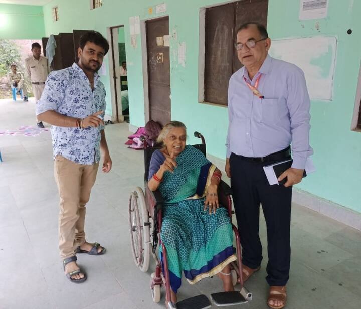 टीकमगढ़ की नगर परिषद बल्देवगढ़ में मतदान केंद्र क्रमांक 10 में वोट डालने पहुंची 80 साल की एक बुजुर्ग महिला.