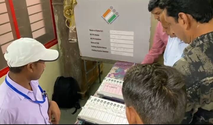 जबलपुर के आर्य कन्या शाला में बनाए गए मतदान केंद्र पर ईवीएम का नीरिक्षण करते अधिकारी.