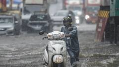 Mumbai Rains: অঝোর ধারায় ভিজছে মায়ানগরী, জলবন্দি গোটা শহর, জলোচ্ছ্বাসের পূর্বাভাসও