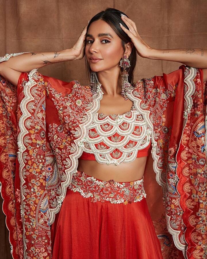 तिचा लूक पूर्ण करण्यासाठी शिबानीने तिचे केस मोकळे ठेवले आहेत. तसेच तिने तिचा मेकअप अगदी साधा ठेवला आहे.(photo:shibanidandekar/ig)