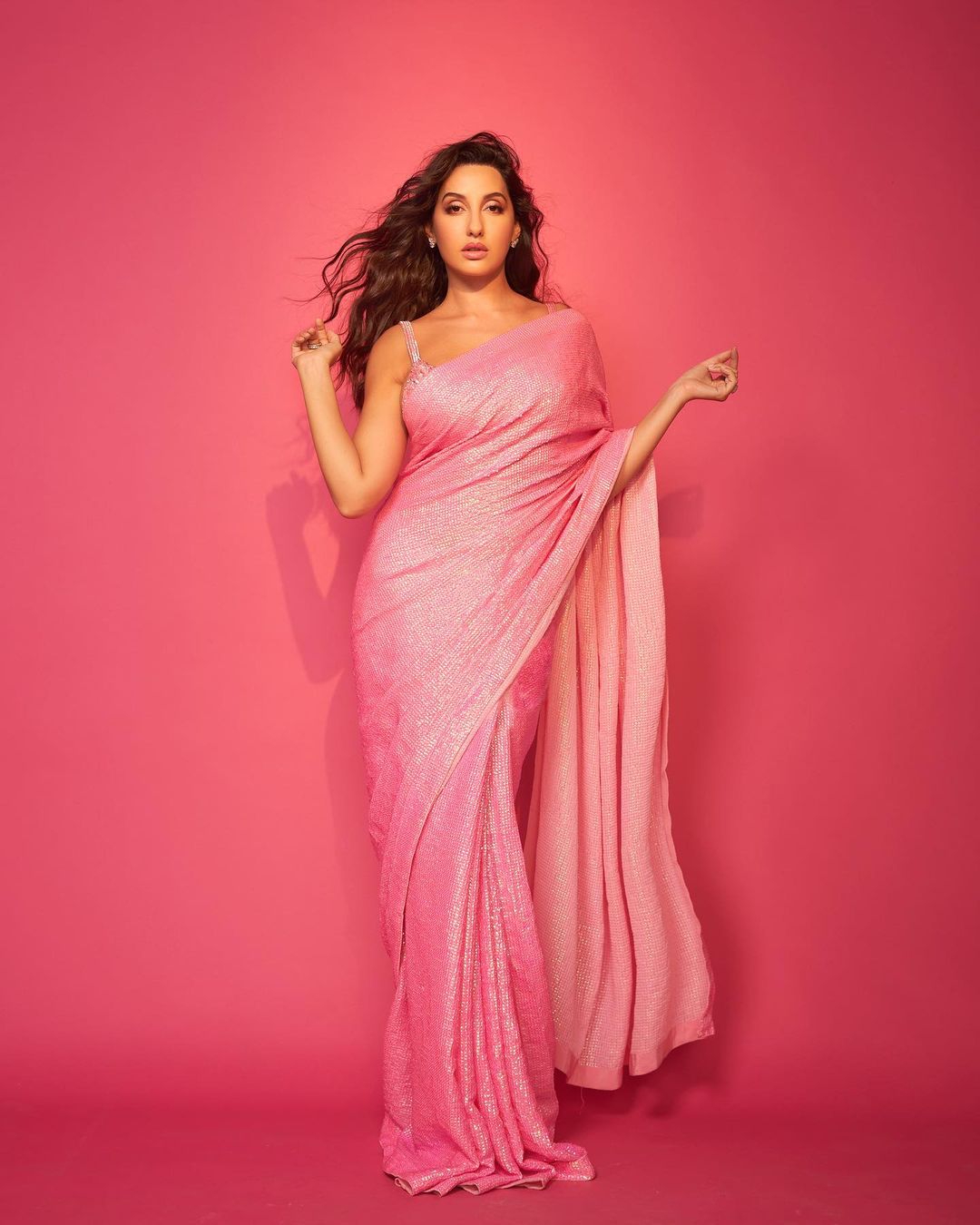 Nora Fatehi Looking Glamorous In Pink Saree And Deep Neck Blouse | पिंक  साड़ी...उस पर ये अदाएं, Nora Fatehi की इन तस्वीरों पर कोई क्यों ना फिदा हो  जाए