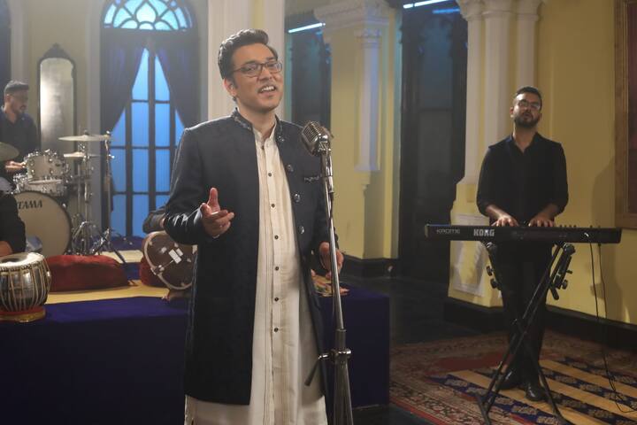 সৌরসেনী আরও বলছেন, 'এই গানের ভাবনটা খুব অনন্য। আশা করি দর্শকদের মন ছুঁয়ে যাবে এই প্রেমের গান। আমি তো অধীর আগ্রহে অপেক্ষা করছি দর্শকদের প্রতিক্রিয়া জানার জন্য।'