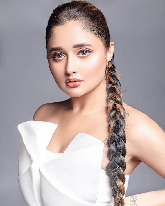 Rashami Desai Pics: रश्मि देसाई की लेटेस्ट फोटो में दिखा उनका किलर लुक, फैंस भी नहीं हटा पा रहे हैं उनके हुस्न से नजर