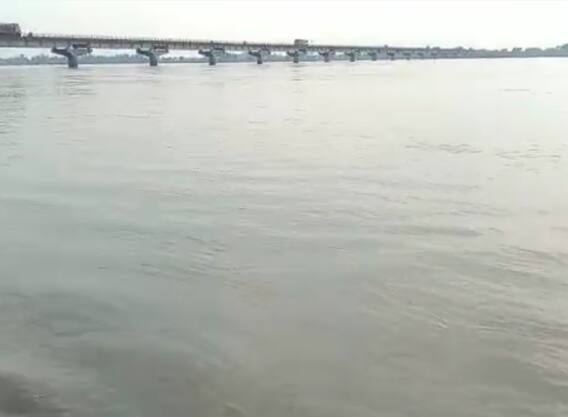 Barabanki News: पहाड़ों पर बारिश से बढ़ा सरयू नदी का जलस्तर, बाढ़ के डर लोगों ने शुरू किया पलायन Barabanki News: पहाड़ों पर बारिश से बढ़ा सरयू नदी का जलस्तर, बाढ़ के डर लोगों ने शुरू किया पलायन