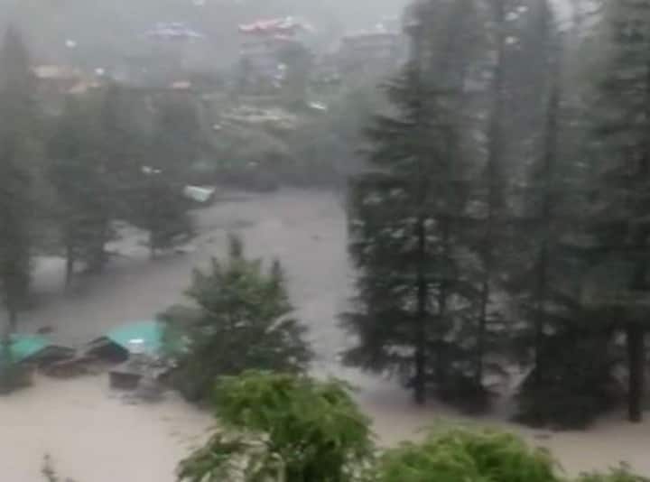 પ્રાપ્ત માહિતી અનુસાર, કુલ્લુમાં રાતથી વરસાદ પડી રહ્યો છે. આવી સ્થિતિમાં ચોજ નાળામાં સવારે વાદળ ફાટ્યું હતું.