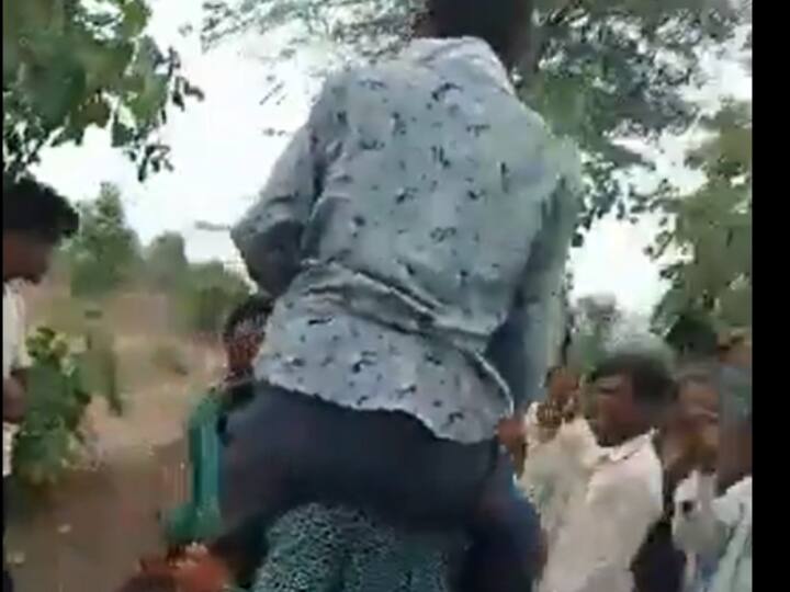 MP News Husband and Brother beaten a women police arrest accused ANN Khargone News: एमपी में  मायके में रह रही महिला की पिटाई, पत्नी के कंधे पर बैठकर पूरे गांव में घूमा पति