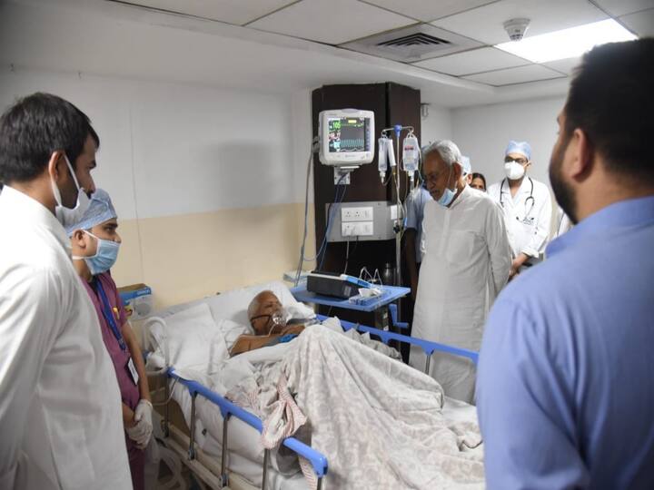 Bihar Chief Minister Nitish Kumar Meets RJD chief Lalu Prasad Yadav at Paras Hospital in Patna Nitish Kumar Meets Lalu Prasad Yadav: విషమంగా లాలూ యాదవ్ ఆరోగ్యం- ప్రధాని మోదీ ఆరా, నితీశ్ పరామర్శ!