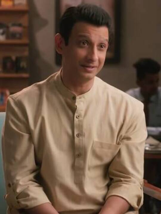 एक्टर शरमन जोशी (Sharman Joshi) ने भी कई शानदार फिल्मों में काम किया है, लेकिन उन्हें वह पहचान नहीं हासिल हुई, जिसके वह हकदार थे. ओटीटी की वेब सीरीज बारिश में बतौर लीड रोल में वह नजर आए और उनकी एक्टिंग लोगों को काफी पसंद आई.