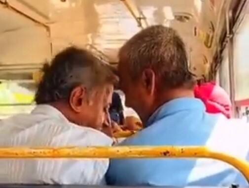 Viral video two person fighting for bus seat video viral on social media marathi news Viral : बसमध्ये सीटवरून दोन आजोबांमध्ये 'वॉर', 'हा' व्हिडीओ पाहून तुम्हीही पोट धरून हसाल