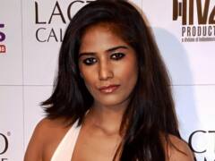 मुंबई की बारिश में Poonam Pandey ने उठाया भुट्टे का आनंद, फिर जमकर क्लिक कराईं तस्वीरें