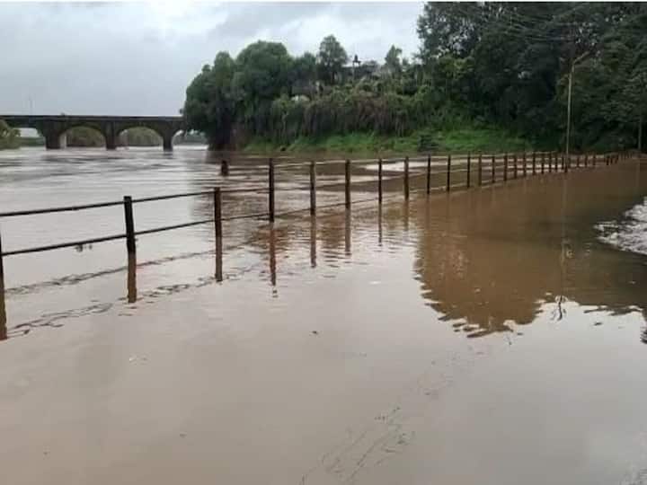 The water level of Panchganga river has reached 30 feet. Alert to citizens Kolhapur Rain : पंचगंगा नदीचं पाणी पात्रा बाहेर, पाणी पातळी पोहोचली 30 फुटांच्या वर, नागरिकांना सतर्कतेचा इशारा 