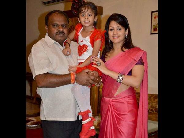 Punjab CM Bhagwant Mann CM of Karnataka HD Kumaraswamy had also got married to the actress for the second time HD Kumaraswamy : कर्नाटकचे माजी मुख्यमंत्री कुमारस्वामींनीही केलं होतं अभिनेत्रीसोबत दुसरं लग्न, तेही सिक्रेट