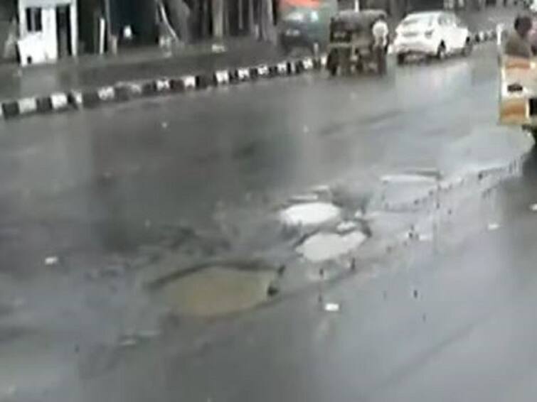 Thane News Biker bumps into pothole, gets crushed under bus wheels in Thane Thane News : खड्ड्यांमुळं ठाण्यात दुचाकीस्वराचा मृत्यू , यावर्षीच्या पावसाळ्यात गेलेला पहिला बळी