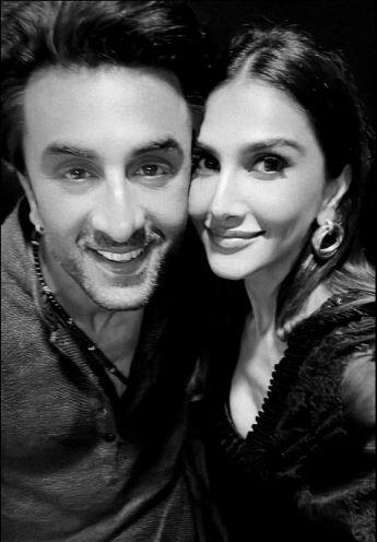 Ranbir Kapoor और Vaani Kapoor की ये सिजलिंग तस्वीरें आईं सामने, देख बढ़ जाएंगे फैंस के दिल की धड़कनें