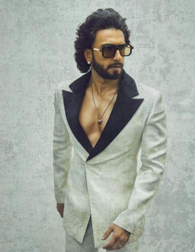 Ranveer Singh B'day Selfie: रणवीर सिंह कुछ इस अंदाज में मना रहे हैं बर्थडे, फैंस के साथ शेयर की सेल्फी