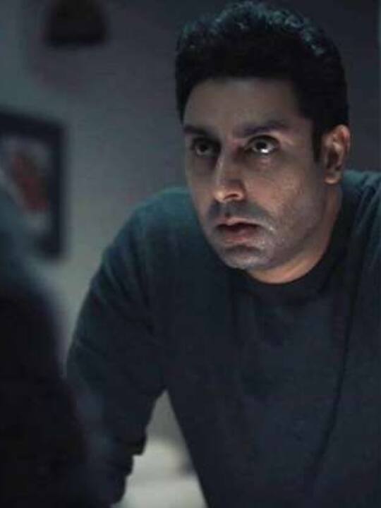 अभिषेक बच्चन (Abhishek Bachchan) फिल्म इंडस्ट्री में अपने पिता की बराबरी नहीं कर पाए. उनकी फिल्मों का कभी भी बहुत नाम होते नहीं देखा गया, लेकिन वह जैसे ही वेब सीरीज 'ब्रीद: इनटू द शैडोज' के जरिए ओटीटी की दुनिया में आए, शोहरत ने भी उनके कदम चूम लिए.
