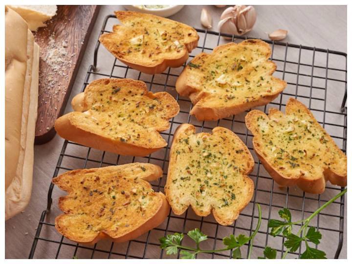 Cheezy Garlic Bread: How to make Cheezy Garlic Bread at home Cheezy Garlic Bread: बच्चों के लिए घर पर ही बनाएं चीज गार्लिक ब्रेड, झटपट हो जाएगी तैयार