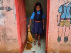 Chhattisgarh News: सरकारी स्कूल में पढ़ाई छोड़ टॉयलेट साफ कर रहे बच्चे, कहीं लगा रहे झाड़ू, कोरिया में हेडमास्टर सस्पेंड