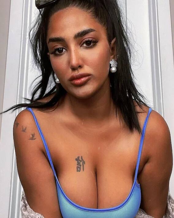 Pakistani Model Mathira Mohammad, જ્યારે પણ પાકિસ્તાનની મૉડલકે હીરોઇનનું સાંભળીએ છીએ તો તમારા મનમાં સૂટ સલવાર કે કંઇક ફૂલ કવર્ડ પહેરેલી છોકરીઓ જ આવે છે, પરંતુ આજે અમે તમને પાકિસ્તાનની એવી મૉડલને મળાવી ઓ છીએ જે એટલી બૉલ્ડ છે કે ભારતની બૉલીવુડ એક્ટ્રેસીસ પણ તેની આગળ ફિકી પડી જાય છે.