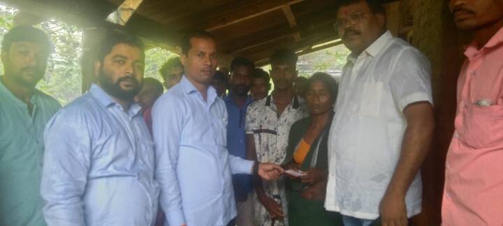 सारणी येथील घरी जाऊन त्यांच्या पत्नी व चार मुलांना आर्थिक मदत देऊन त्यांच्या शिक्षणासाठी मदतीचे आश्वासन दिले.