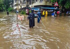 Mumbai Rains Update: दो दिन की भारी बारिश से मुंबईकर बेहाल, सड़कों पर भरा घुटनों तक पानी, कई इलाकों में बाढ़ जैसी स्थिति