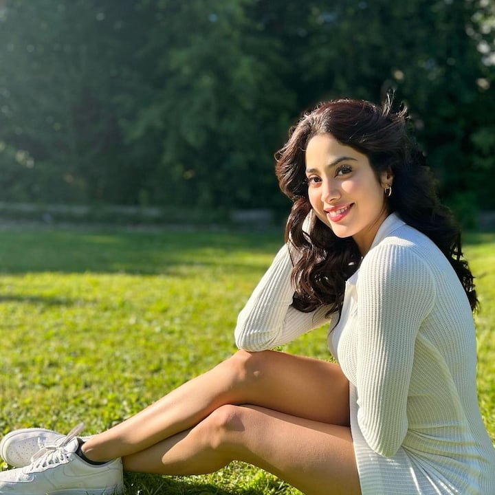 बॉलीवुड एक्ट्रेस जान्हवी कपूर (Janhvi Kapoor) सोशल मीडिया पर काफी एक्टिव रहती हैं और अक्सर अपनी तस्वीरें शेयर करती रही हैं.